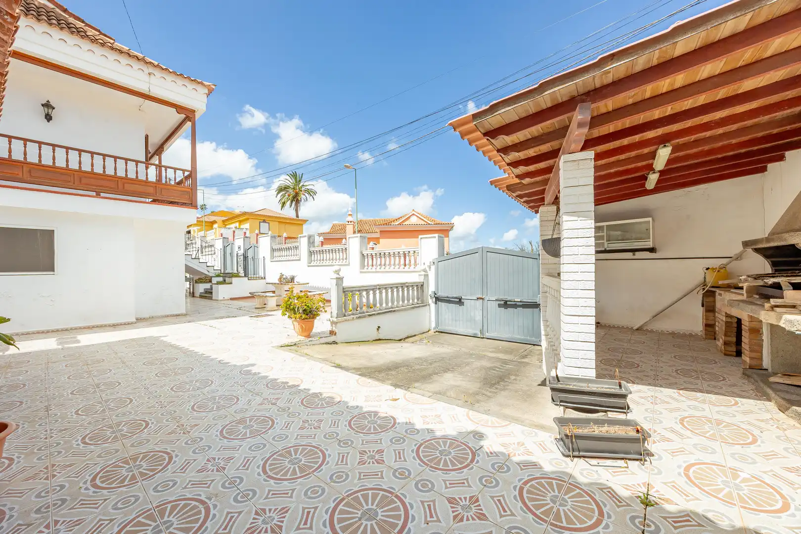 Vista exterior de Casa o xalet en venda en Las Palmas de Gran Canaria amb Aire condicionat, Jardí privat i Terrassa