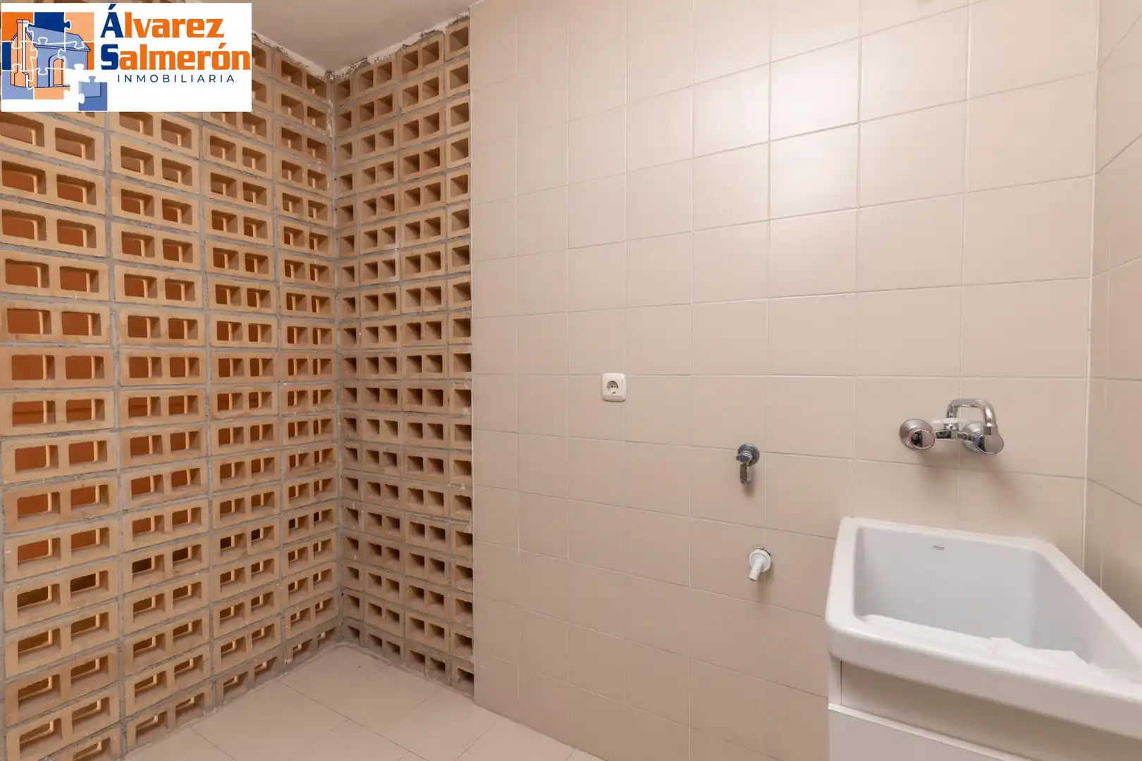 Bathroom of Flat for sale in Granada  with Air Conditioner and Heating