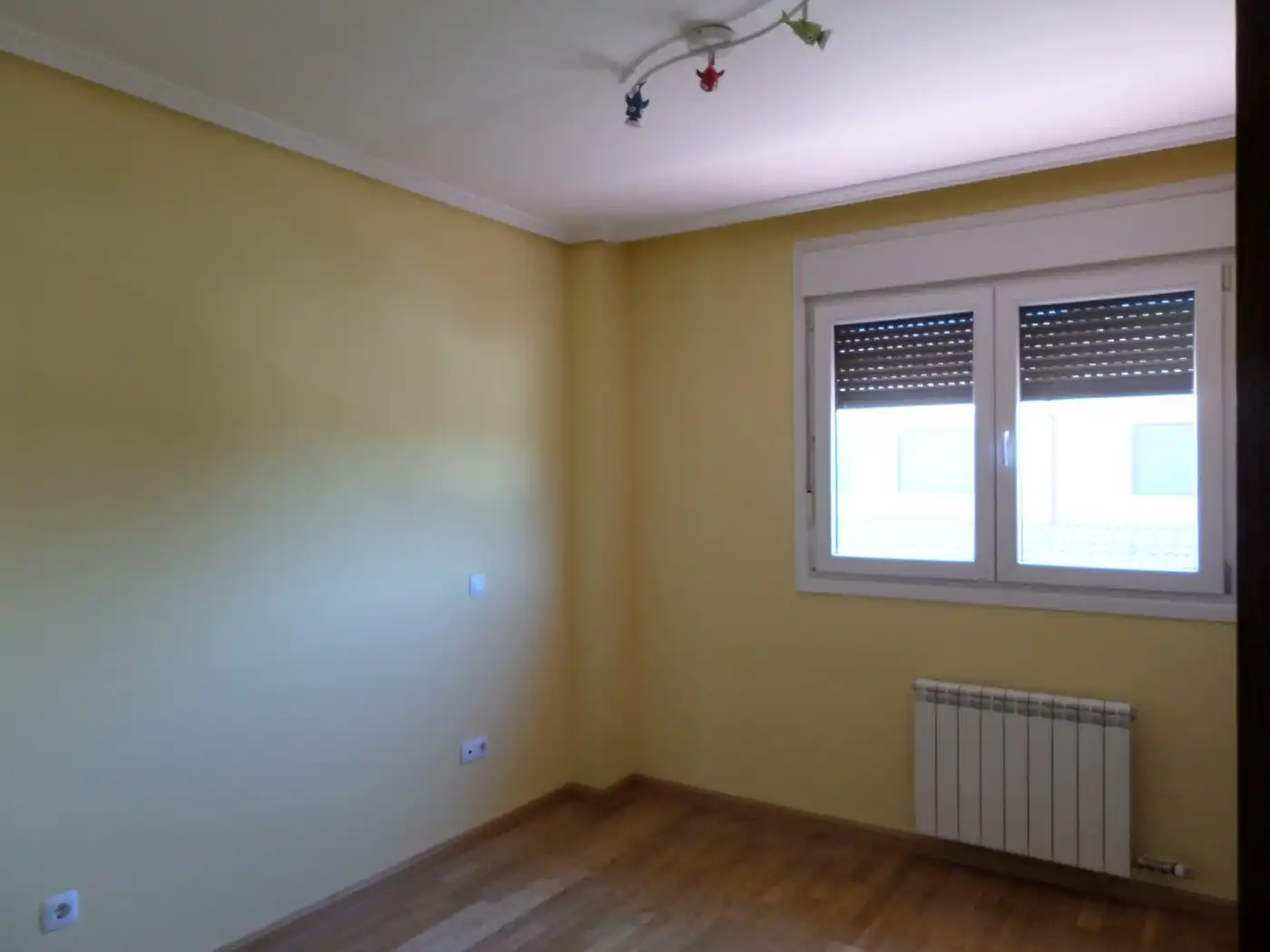Habitación de Casa adosada en venta en Laguna de Duero con Calefacción, Terraza y Trastero