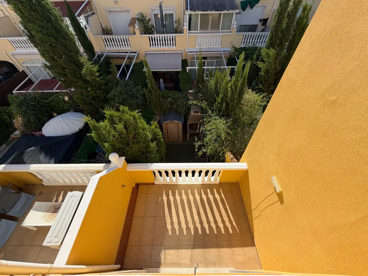 Terrasse von Einfamilien-Reihenhaus zum Verkauf in Dénia mit Klimaanlage, Privatgarten und Terrasse