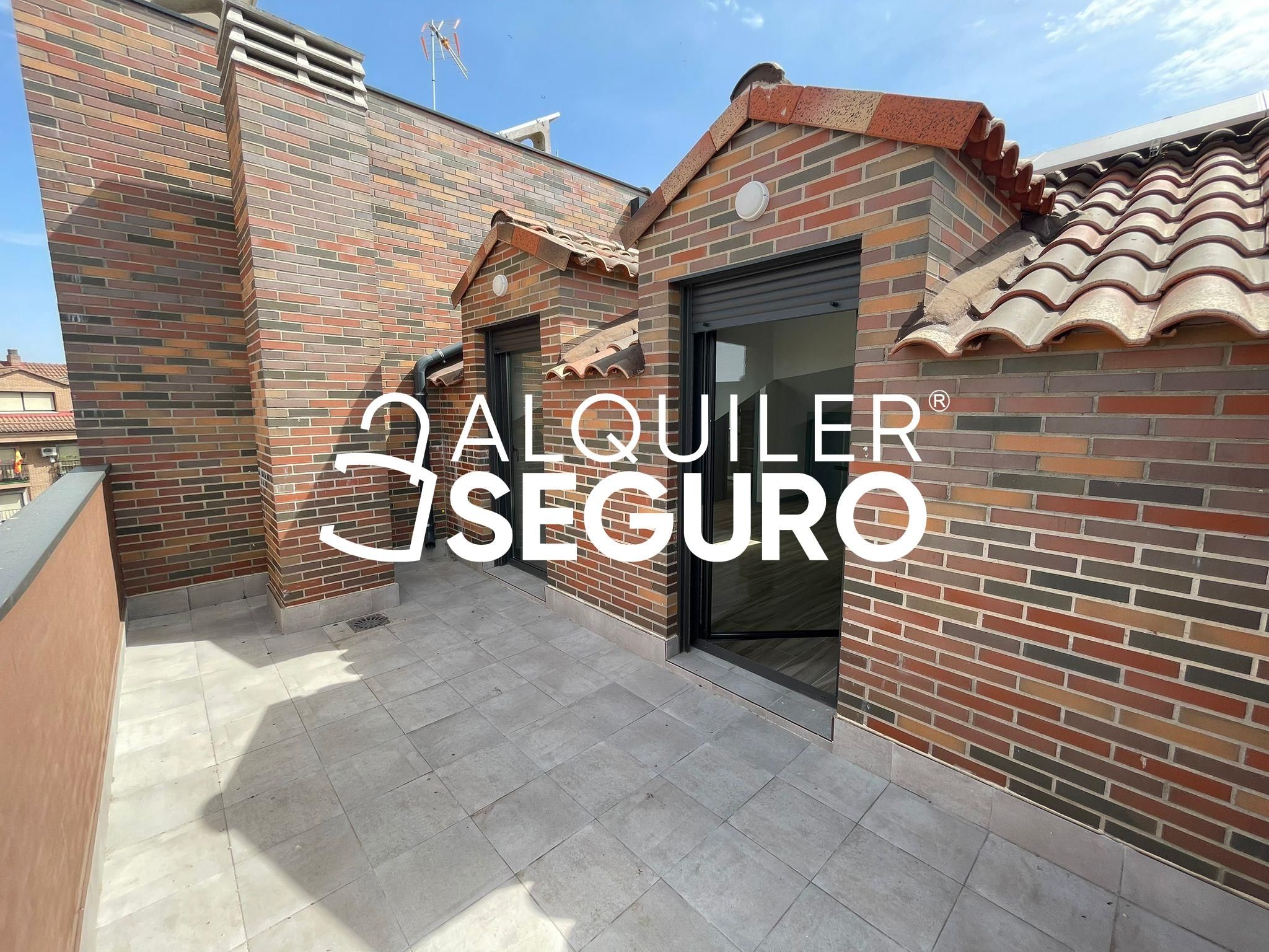 Exterior view of Attic to rent in Fuenlabrada  with Air Conditioner, Heating and Terrace