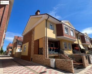 Vista exterior de Casa adosada en venda en Villaquilambre amb Terrassa