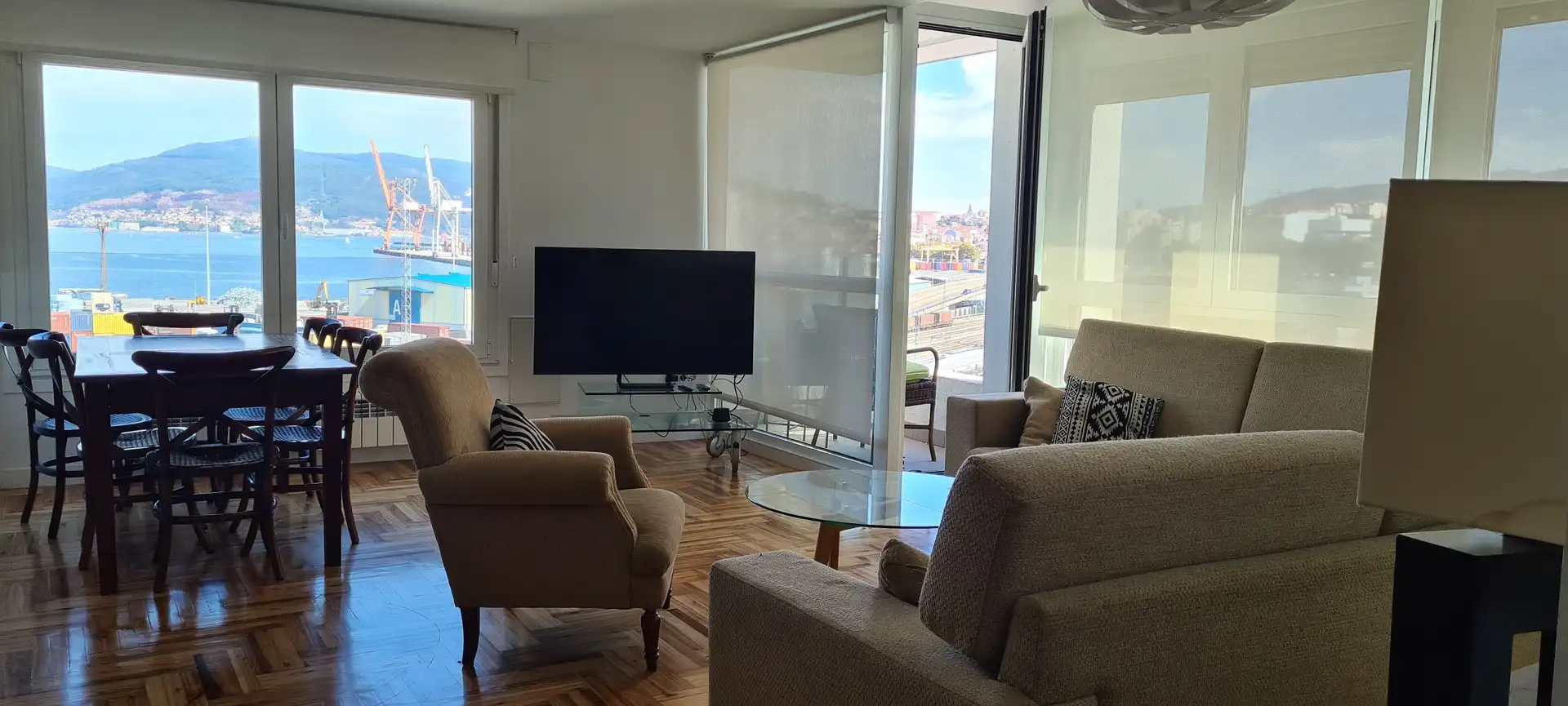 Living room of Flat for rent in Vigo   with Heating, Parquet flooring and Oven