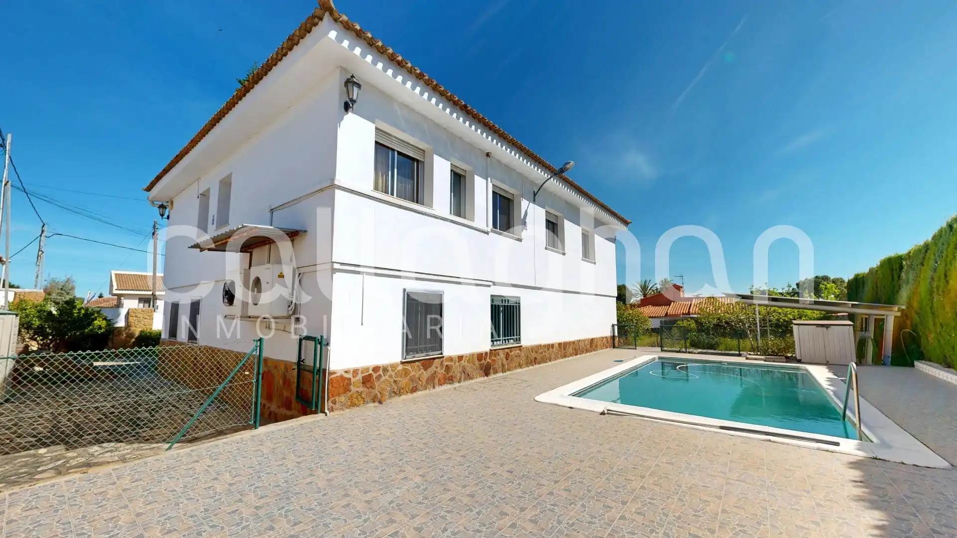 Vista exterior de Casa o xalet en venda en Chiva amb Aire condicionat, Jardí privat i Terrassa