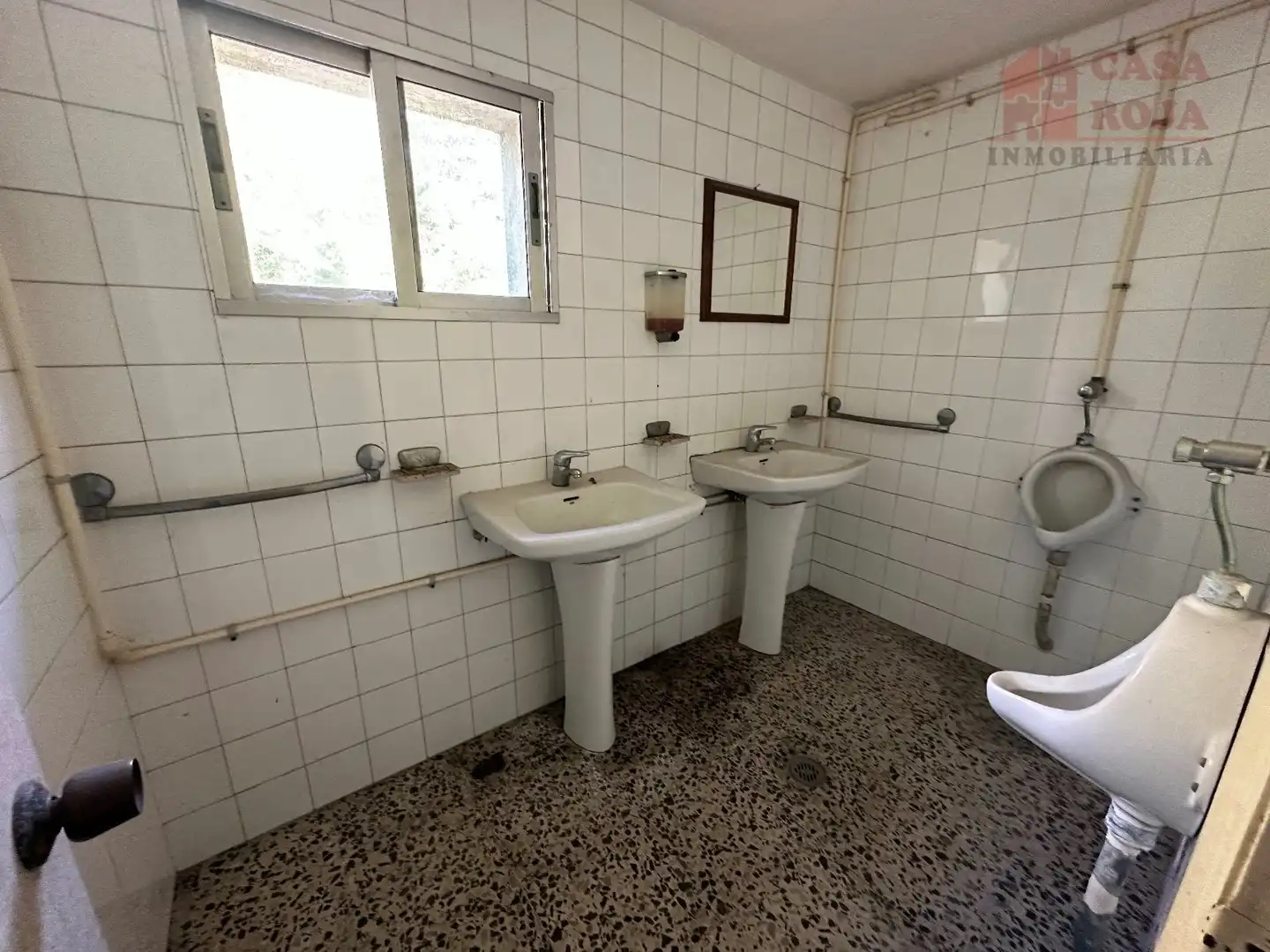 Badezimmer von Fabrikhallen zum Verkauf in Moaña