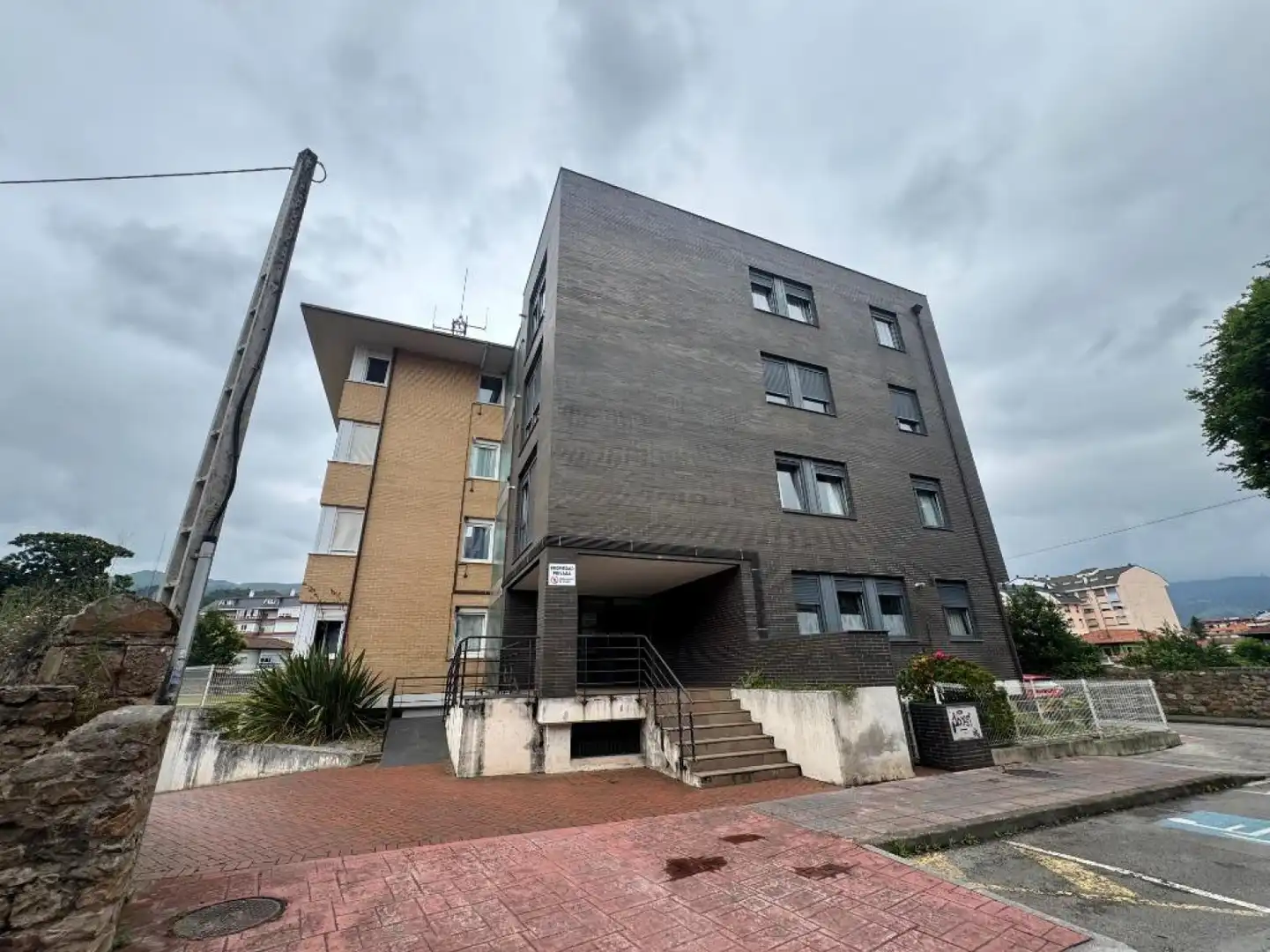 Vista exterior de Piso en venta en Los Corrales de Buelna  con Calefacción, Parquet y Terraza