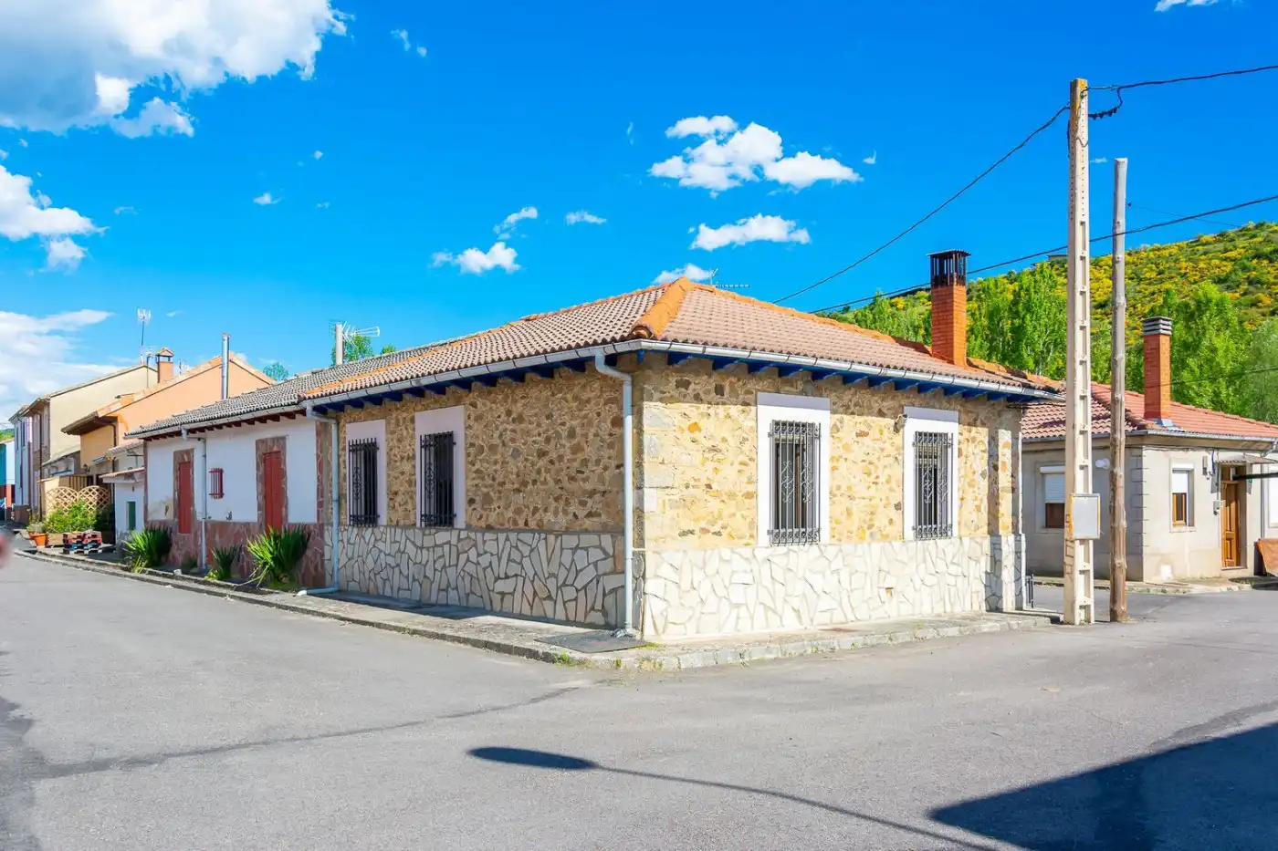 Exterior view of Houses for sale in Carrocera  with Heating and Furnished