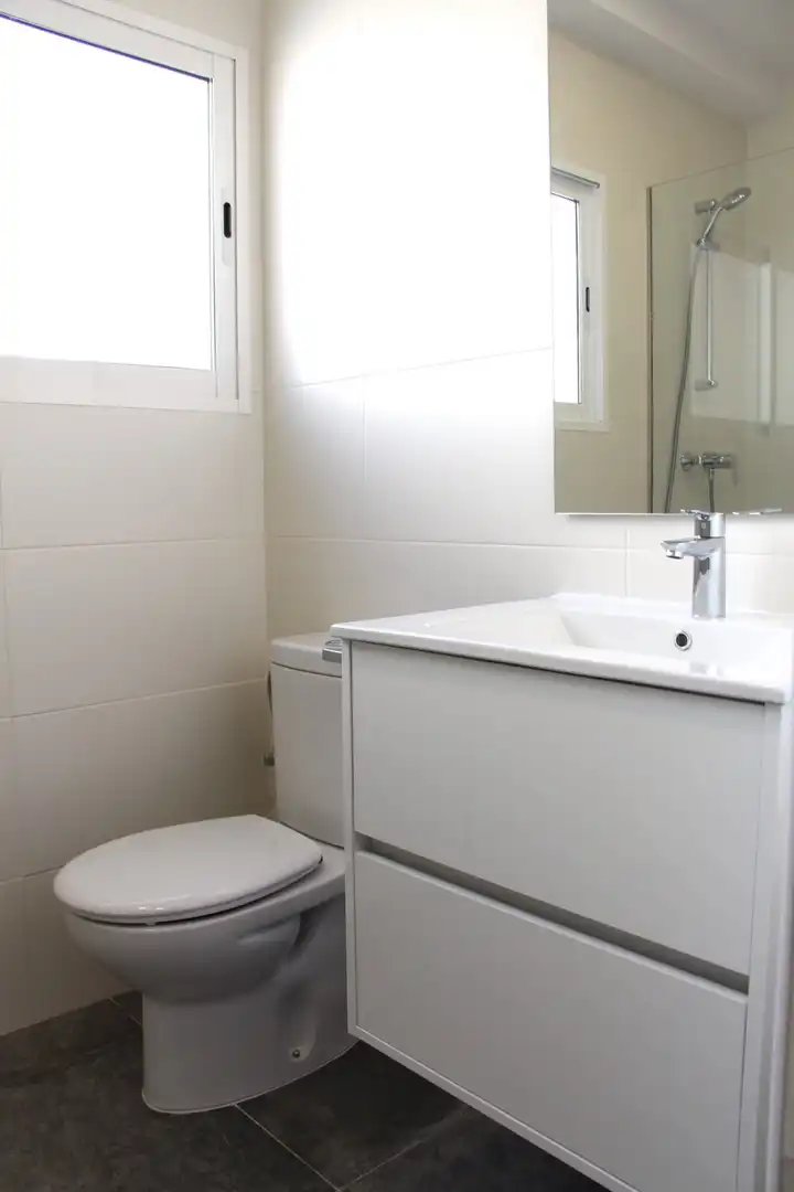 Badezimmer von Wohnungen zur Miete in Alfara del Patriarca mit Klimaanlage, Heizung und Möbliert