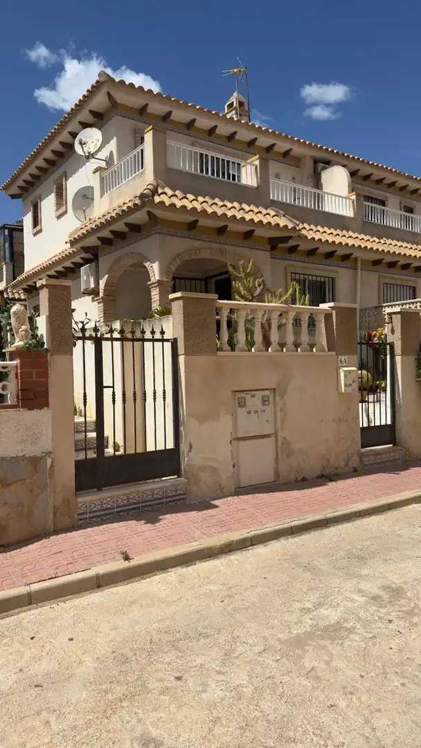 Vista exterior de Casa adosada en venda en Torrevieja