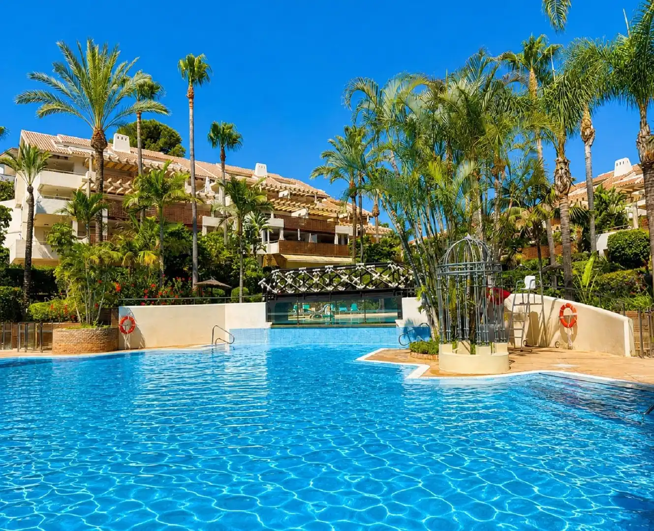 Piscina de Apartament en venda en Marbella amb Aire condicionat, Jardí privat i Terrassa