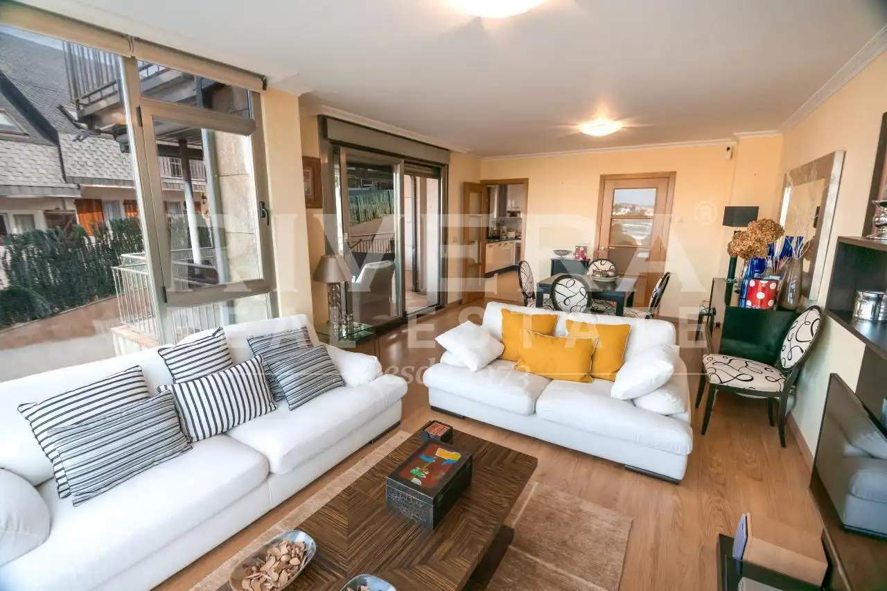 Sala de estar de Casa adosada en venta en Sanxenxo con Calefacción, Jardín privado y Terraza