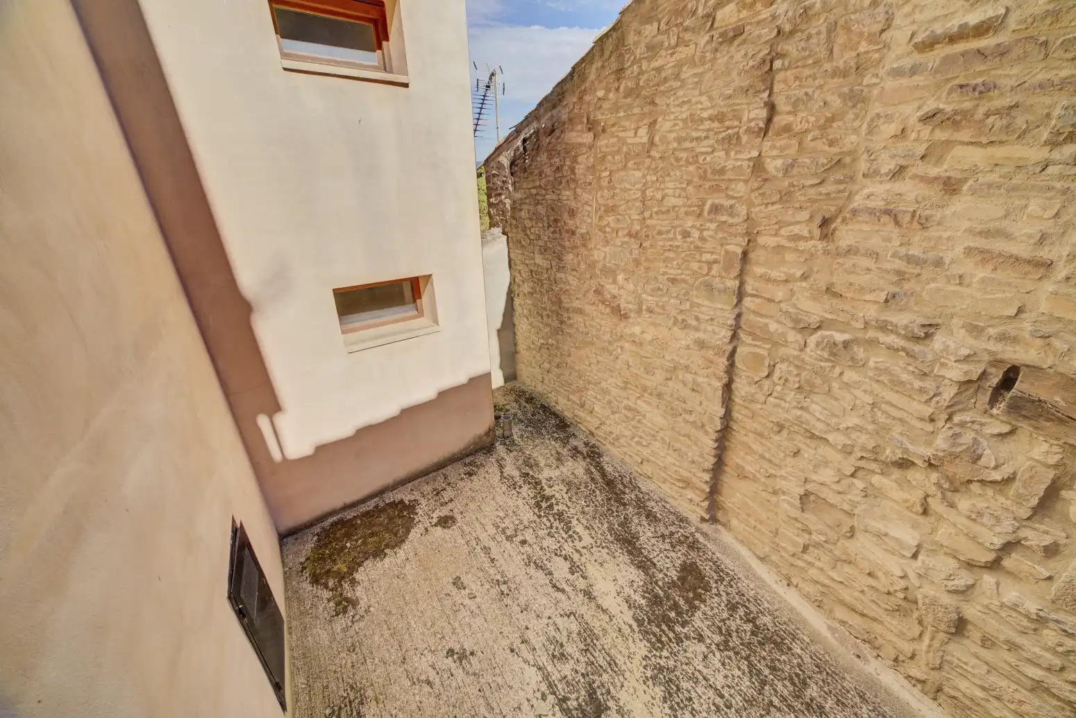 Außenansicht von Dachboden zum Verkauf in Undués de Lerda mit Heizung, Parkett und Terrasse