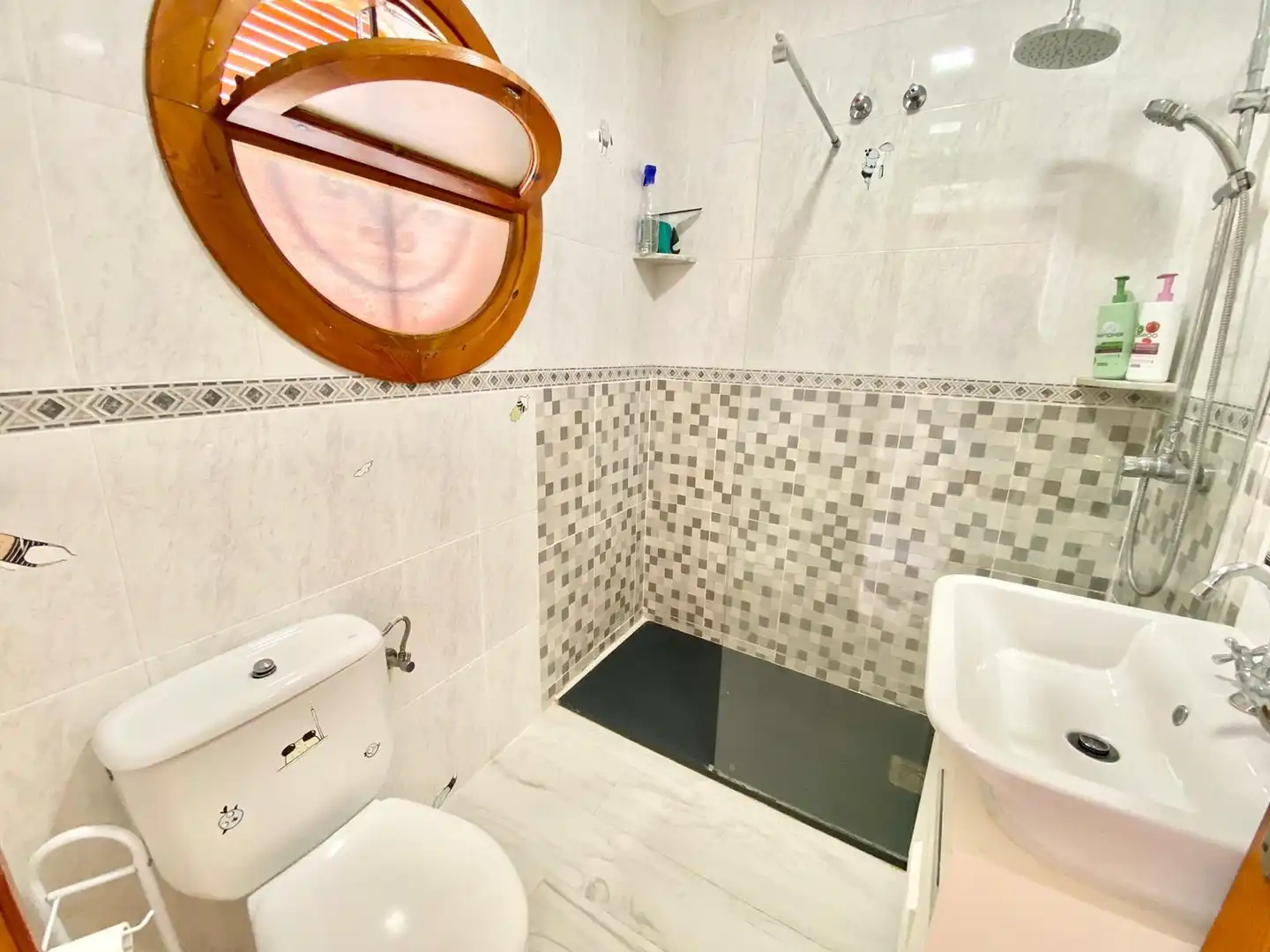 Baño de Casa o chalet de alquiler en Torrevieja con Aire acondicionado, Calefacción y Jardín privado