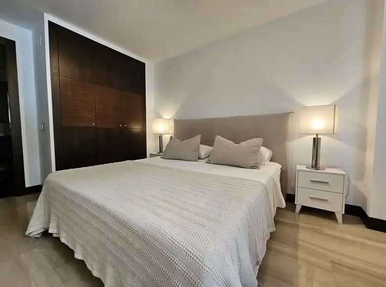 Schlafzimmer von Wohnungen zum Verkauf in Benahavís mit Klimaanlage, Terrasse und Möbliert