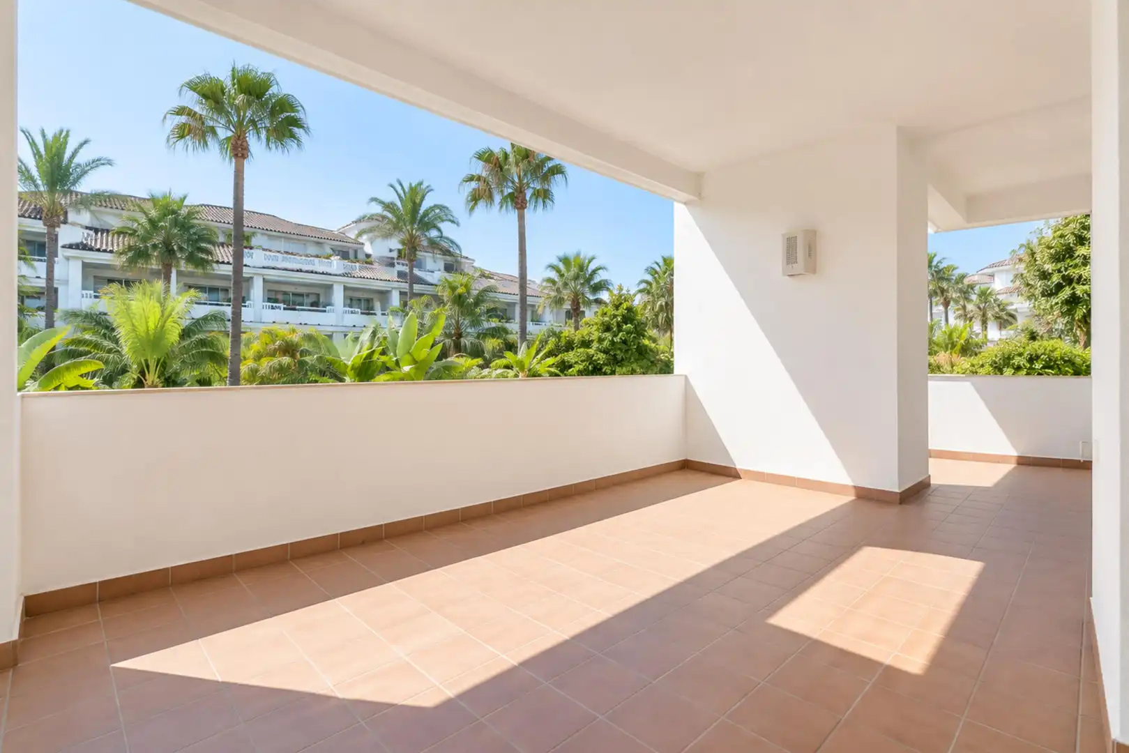 Terraza de Apartamento en venta en Marbella con Jardín privado y Piscina comunitaria