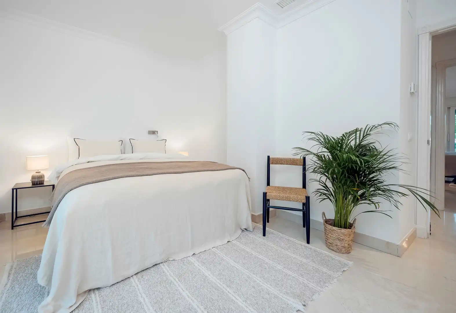 Habitación de Planta baja en venta en Marbella con Aire acondicionado, Calefacción y Jardín privado