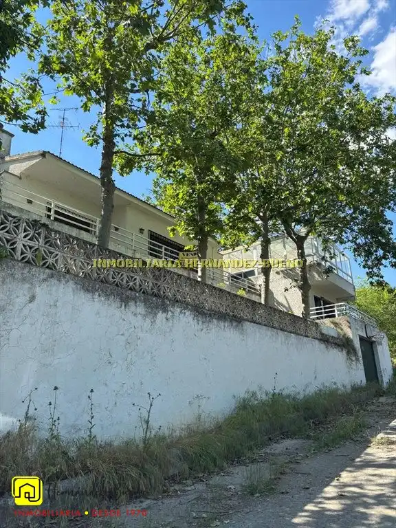 Vista exterior de Casa o xalet en venda en Alba de Tormes amb Jardí privat i Piscina