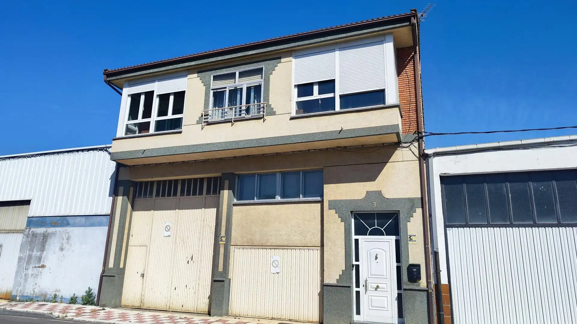 Vista exterior de Casa o chalet en venta en León Capital  con Calefacción y Terraza