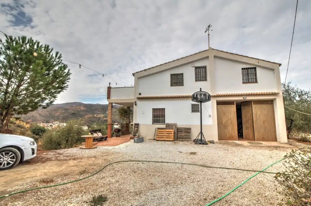 Landhaus mit Pool zum Verkauf in Riogordo