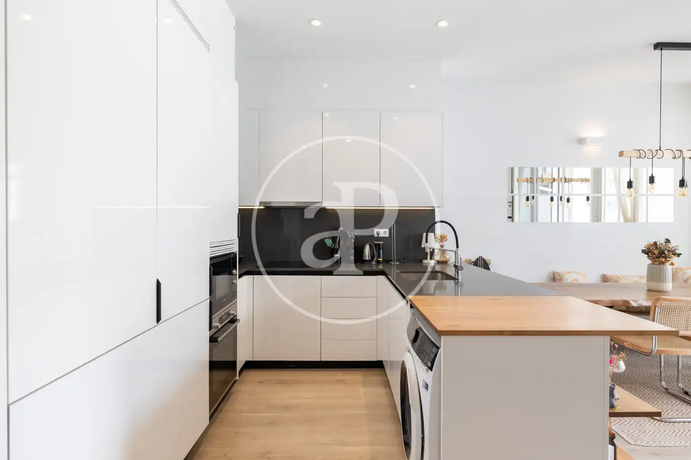 Küche von Wohnung zum Verkauf in Barcelona mit Klimaanlage, Heizung und Terrasse