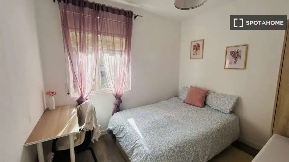 Room in Canyelles