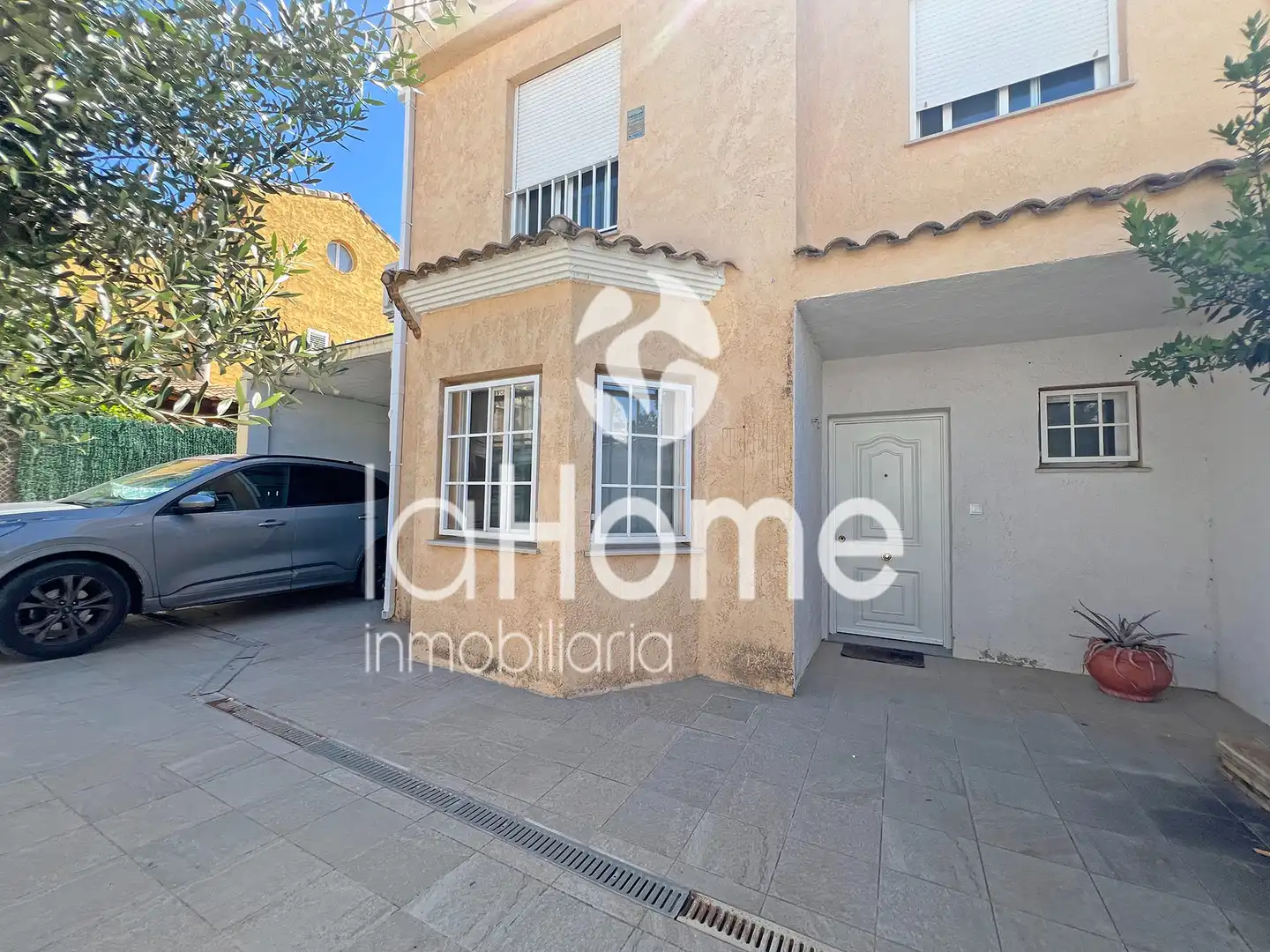 Exterior view of Houses for sale in La Pobla de Vallbona  with Air Conditioner, Heating and Private garden