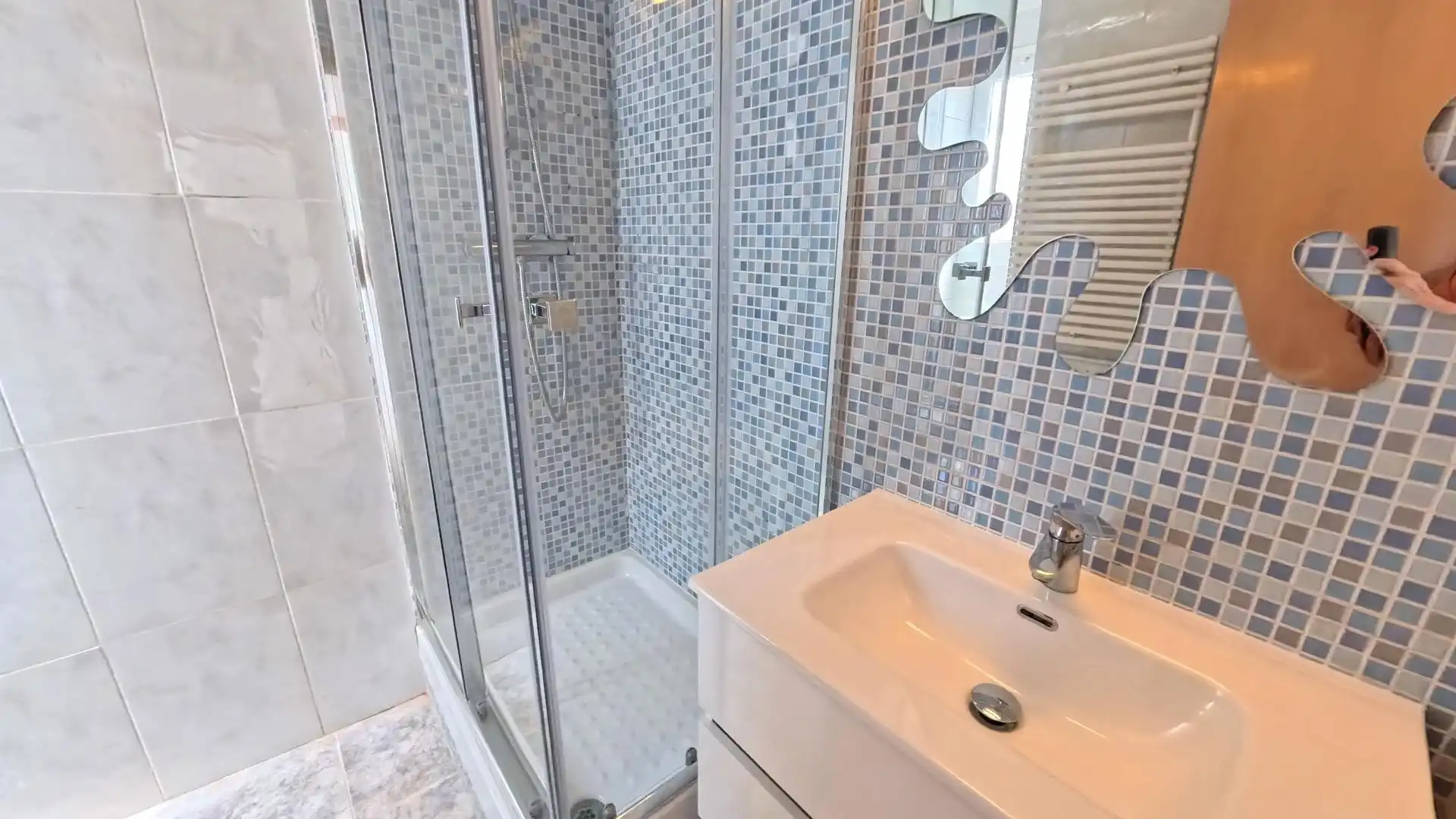 Baño de Ático en venta en Barcelona con Calefacción, Terraza y Alarma