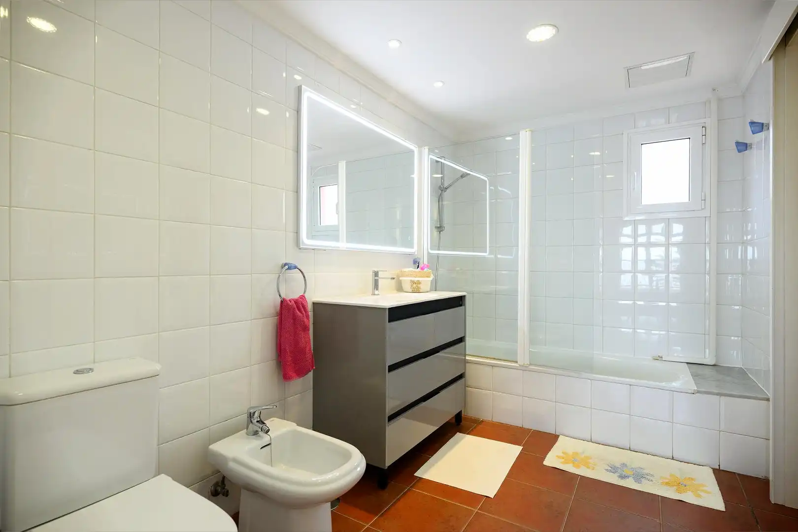 Badezimmer von Einfamilien-Reihenhaus zur Miete in San Bartolomé de Tirajana mit Klimaanlage, Privatgarten und Terrasse
