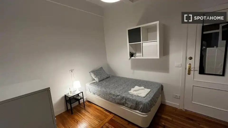 Bedroom of Flat for share in Bilbao   with Air Conditioner and Terrace