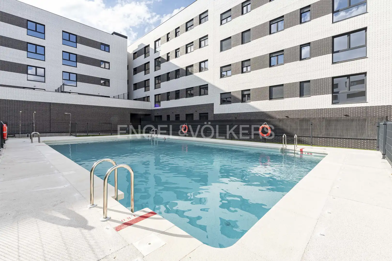 Swimming pool of Flat for rent in Madrid  with Air Conditioner, Heating and Swimming Pool