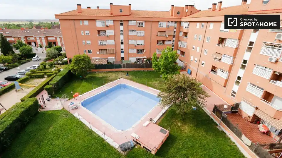 Piscina de Pis per a compartir en Alcalá de Henares amb Aire condicionat, Terrassa i Moblat