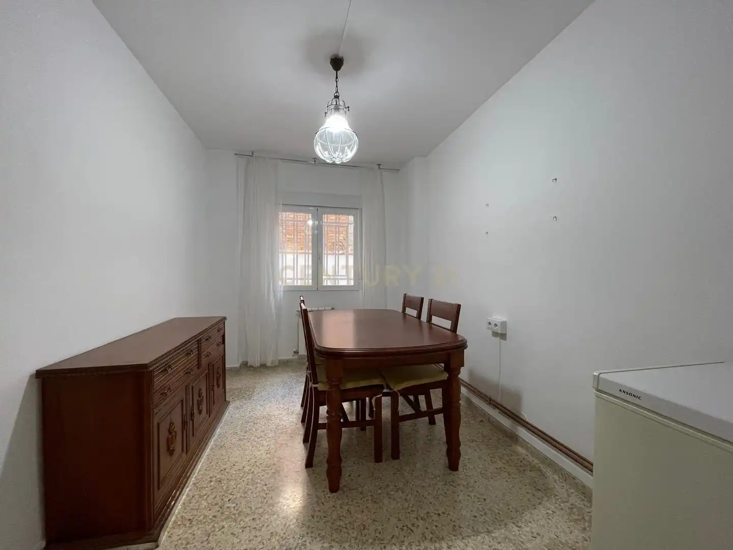 Comedor de Piso de alquiler en Granada con Lavadora, Microondas y TV
