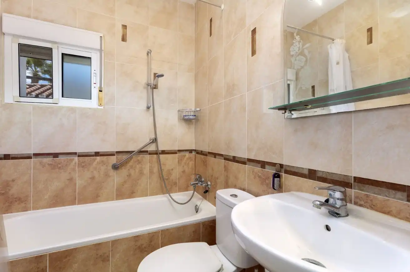 Badezimmer von Country house zum Verkauf in Pizarra mit Klimaanlage, Heizung und Privatgarten
