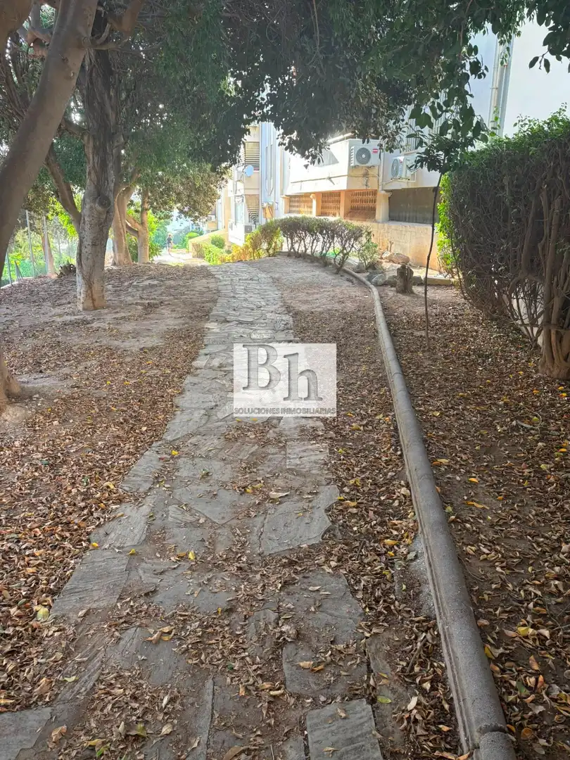Wohnung zum Verkauf in Málaga mit Klimaanlage, Privatgarten und Parkett