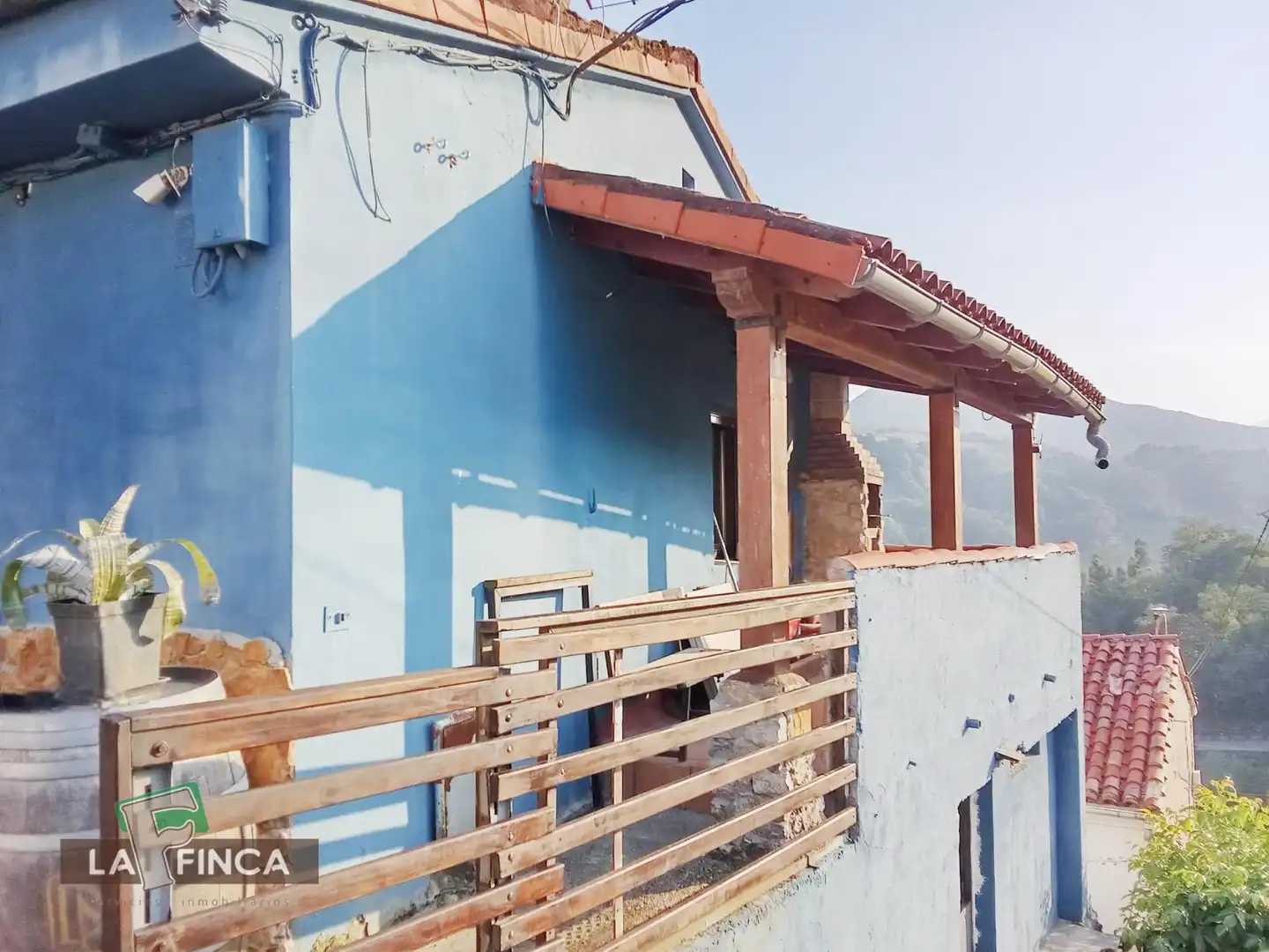 Vista exterior de Casa adosada en venda en Oviedo  amb Calefacció, Terrassa i Traster