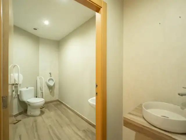 Baño de Local en venta en Pedralba con Aire acondicionado y Terraza