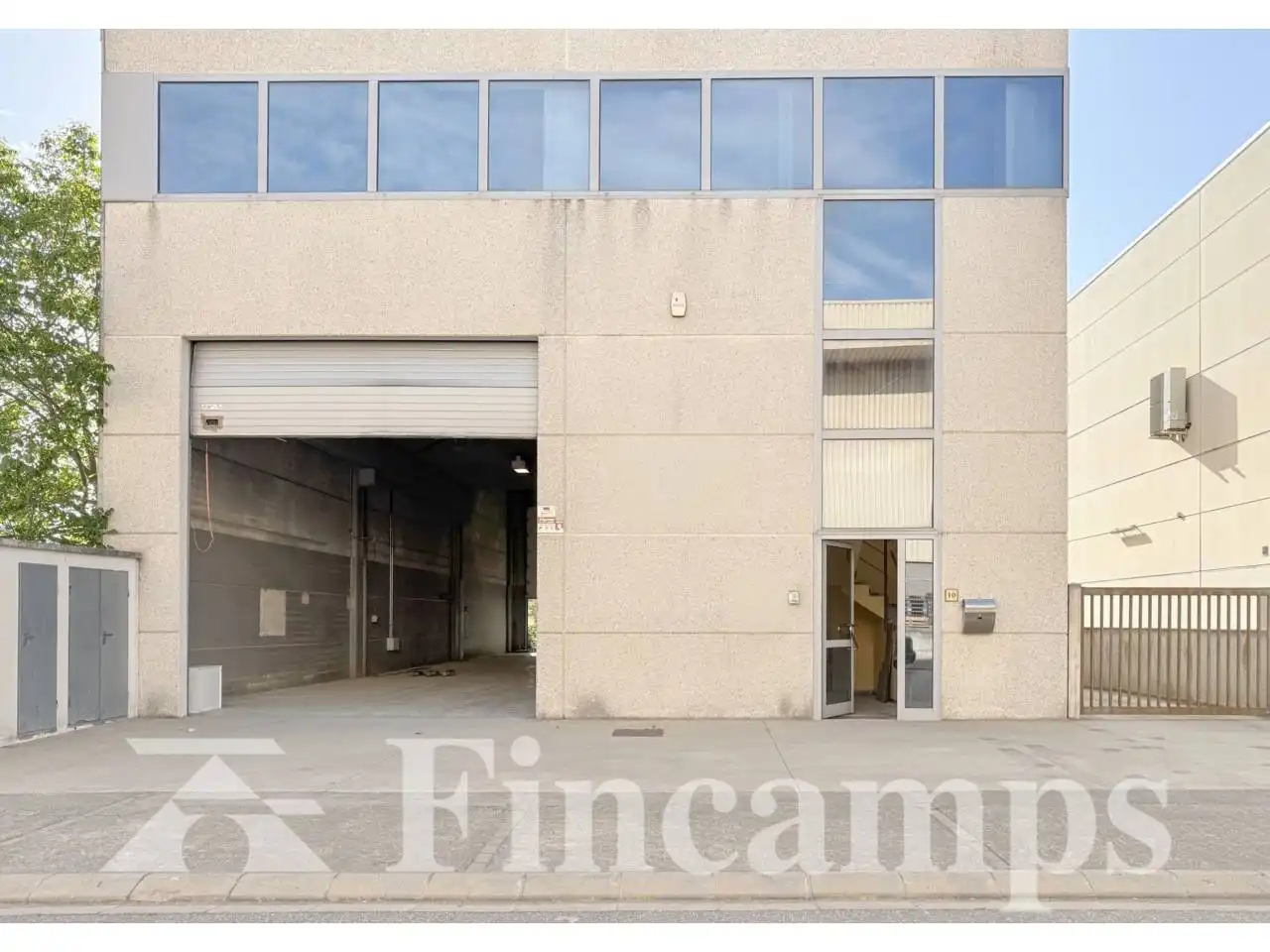 Außenansicht von Fabrikhallen zur Miete in Balenyà mit Heizung und Alarm
