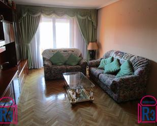 Sala d'estar de Apartament en venda en León Capital  amb Calefacció, Terrassa i Traster