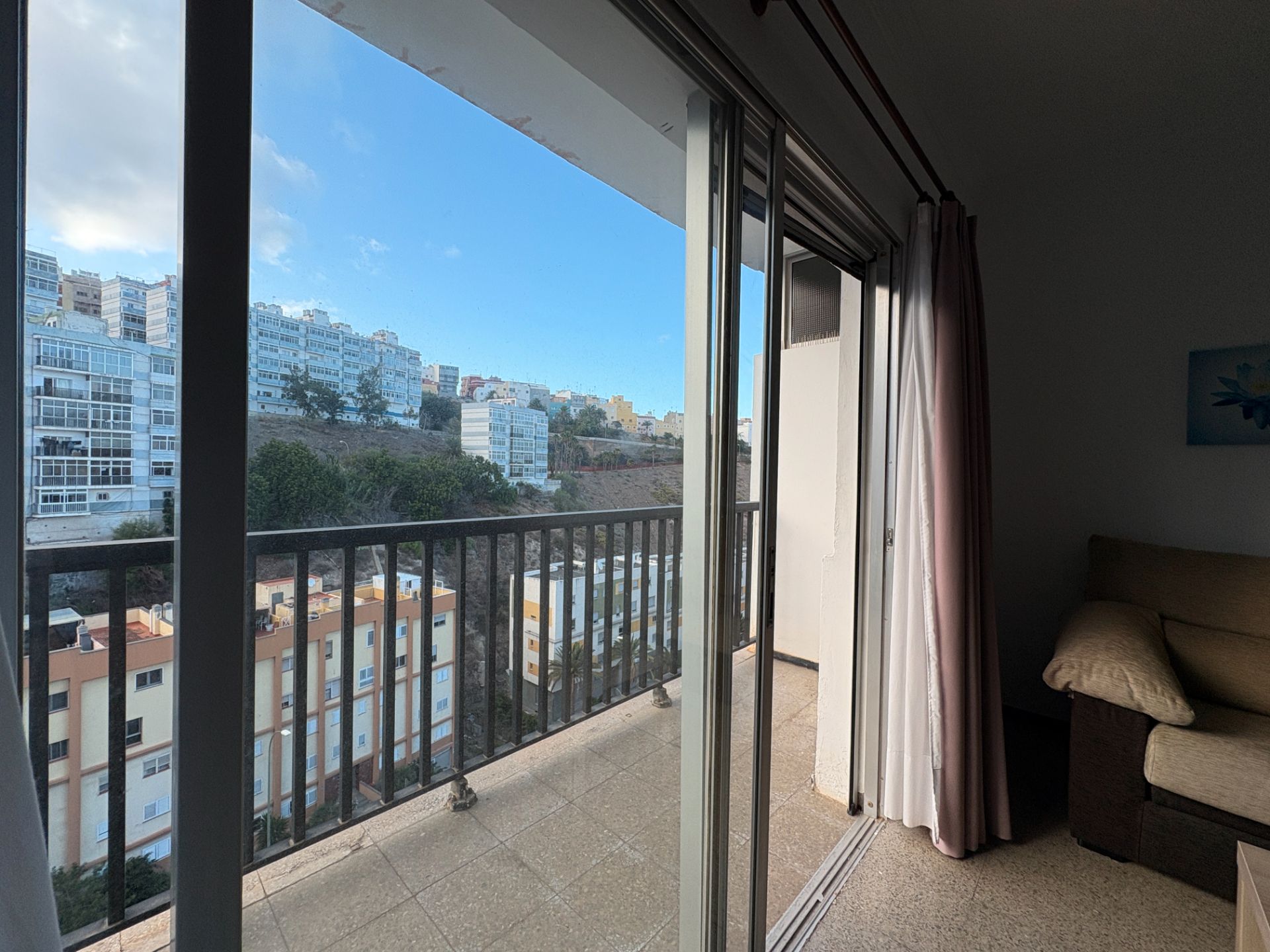 Dormitori de Pis de lloguer en Las Palmas de Gran Canaria amb Moblat, Forn i Rentadora