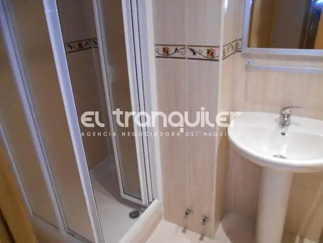 Badezimmer von Wohnung zum Verkauf in Madrid mit Klimaanlage, Abstellraum und Möbliert