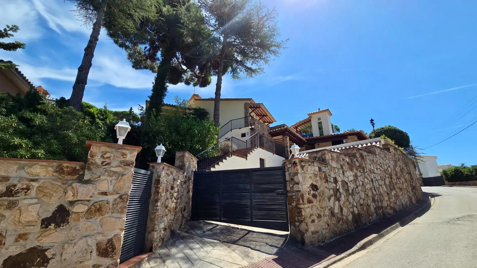 Vista exterior de Casa o xalet en venda en Lloret de Mar amb Aire condicionat, Calefacció i Jardí privat