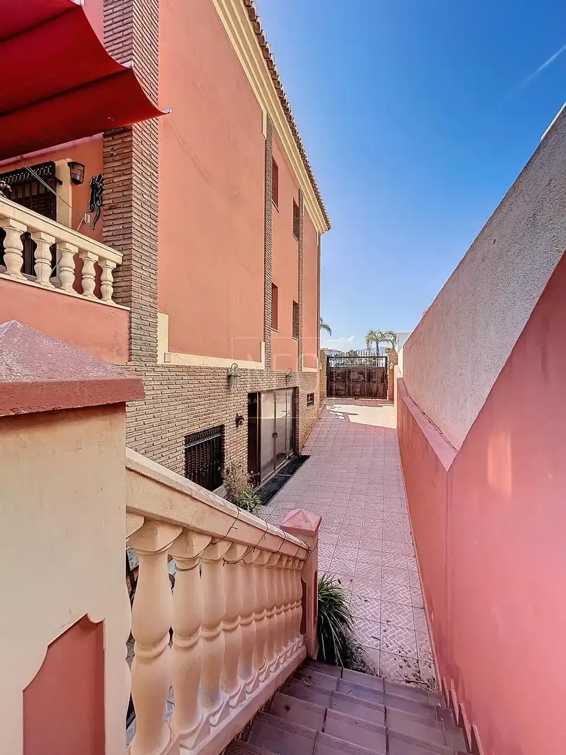 Vista exterior de Casa o xalet en venda en Motril amb Aire condicionat, Jardí privat i Terrassa
