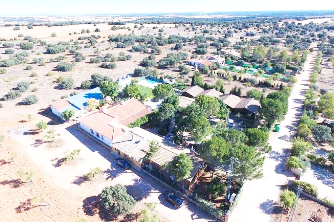 Vista exterior de Edifici en venda en Ossa de Montiel amb Piscina comunitària
