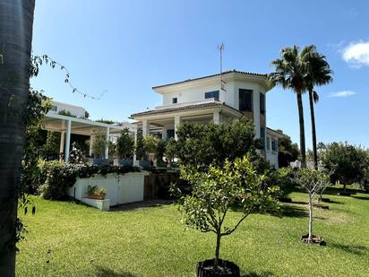 Vista exterior de Casa o xalet en venda en Sotogrande amb Aire condicionat, Terrassa i Piscina