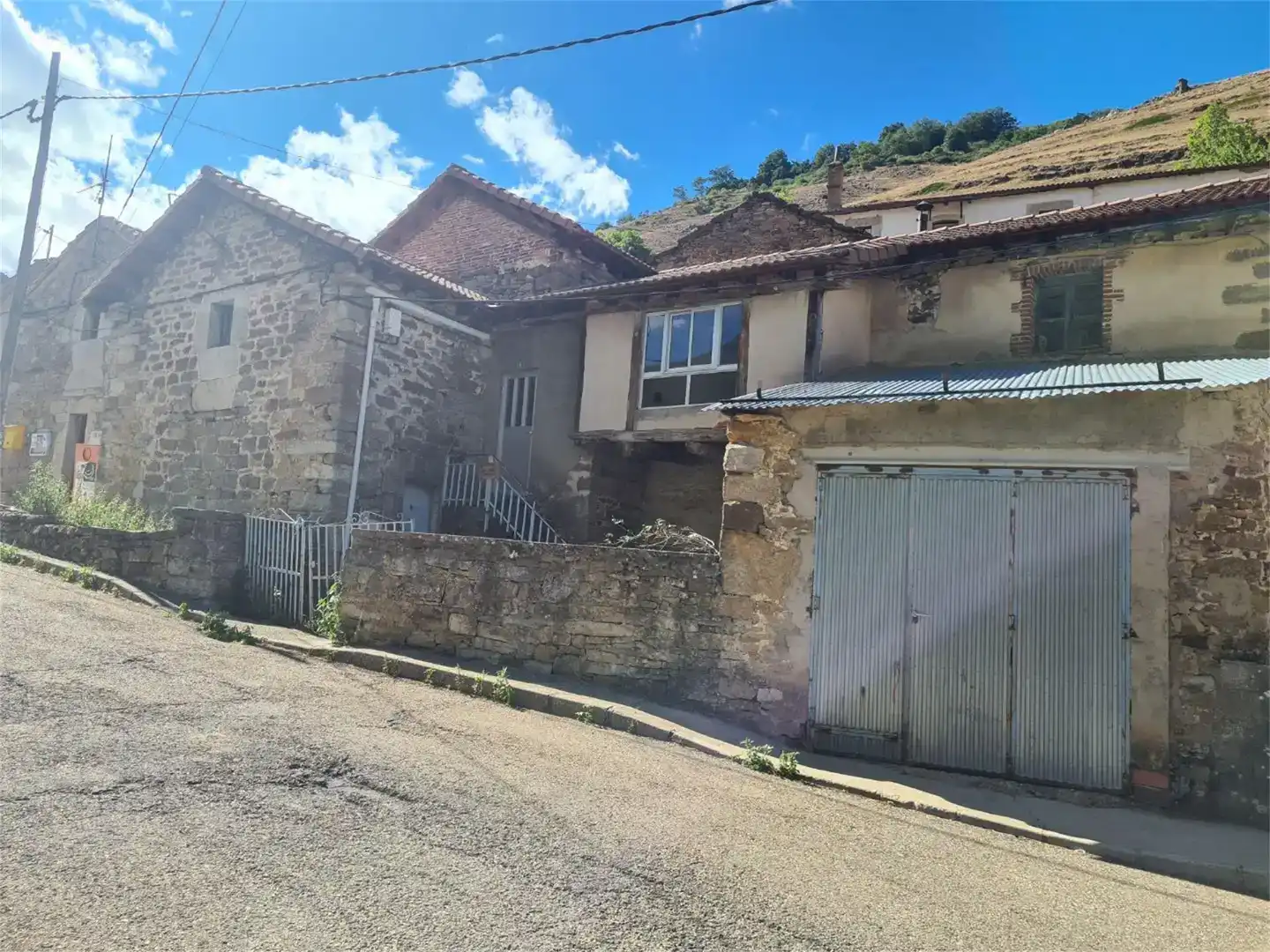 Vista exterior de Finca rústica en venda en Sena de Luna amb Traster