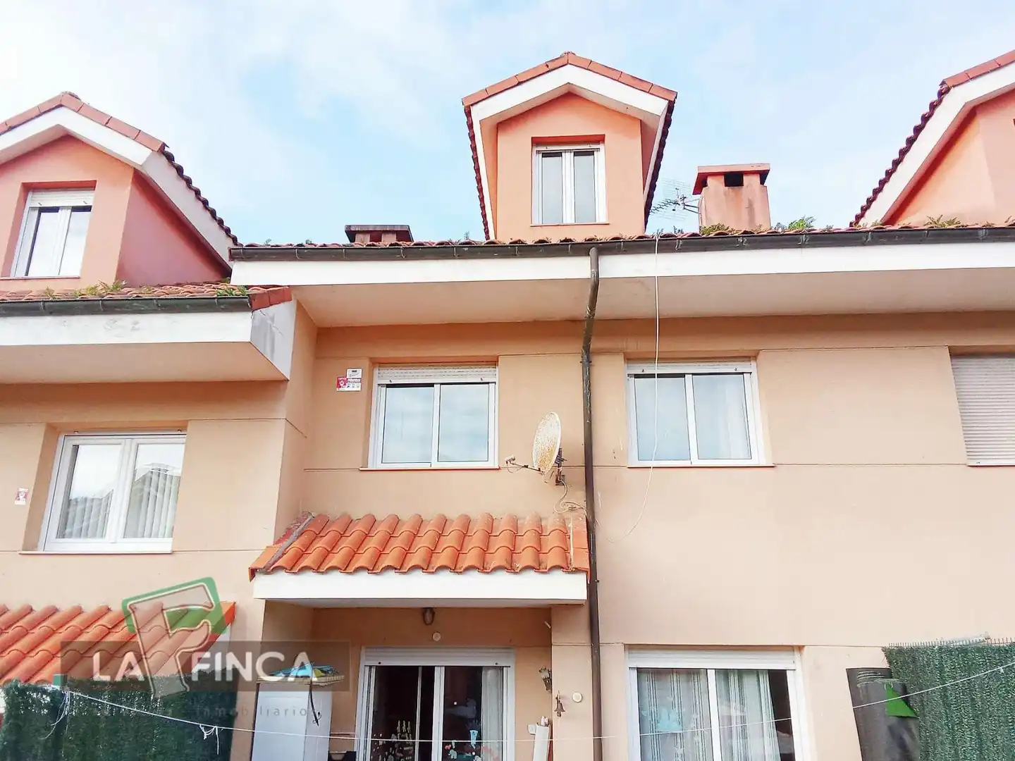 Vista exterior de Casa o xalet en venda en Soto del Barco amb Calefacció, Parquet i Terrassa