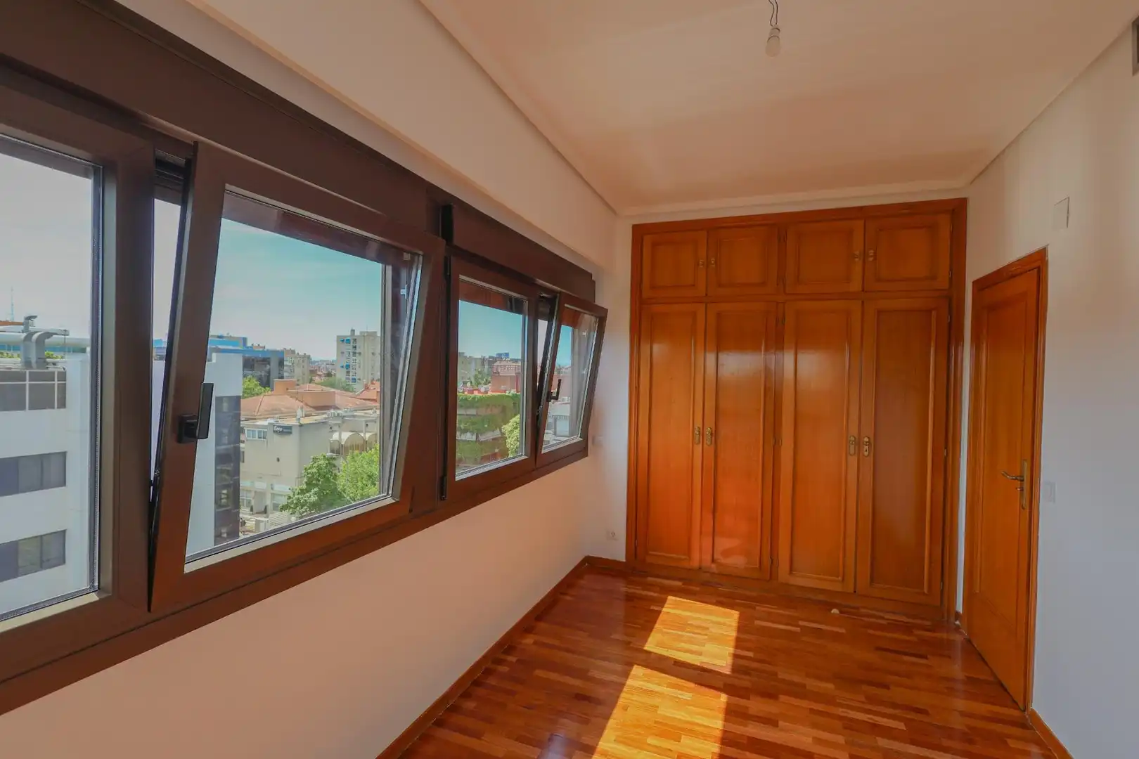 Dormitori de Apartament de lloguer en Madrid amb Aire condicionat, Calefacció i Parquet