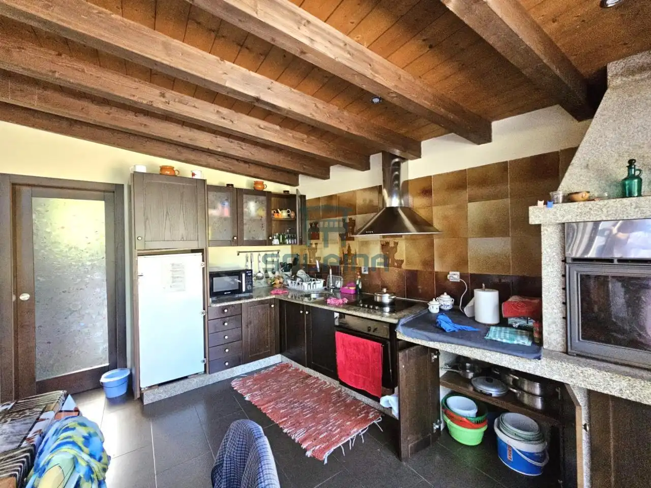 Cuina de Casa o xalet en venda en Ourense Capital  amb Calefacció i Jardí privat