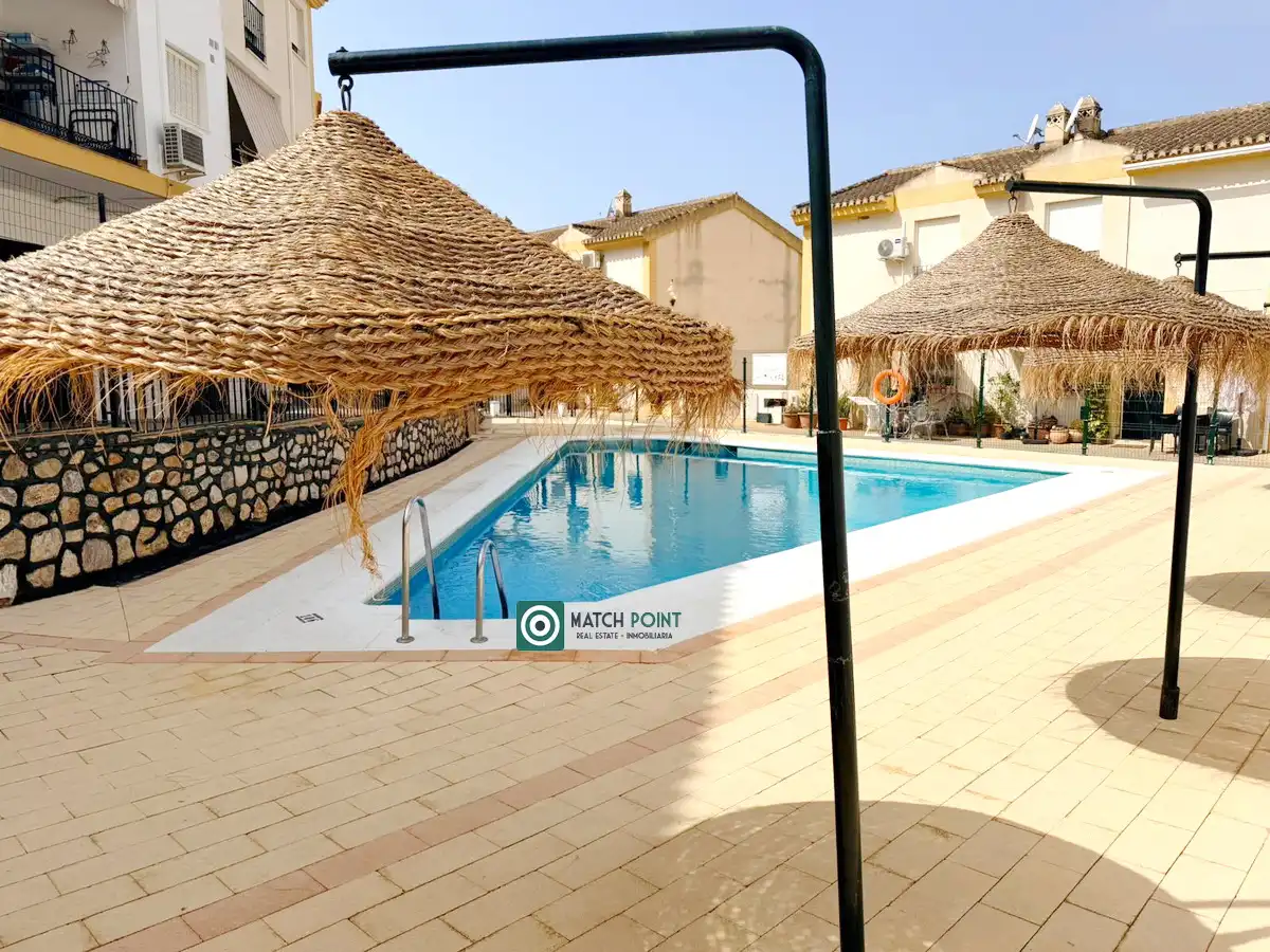 Schwimmbecken von Einfamilien-Reihenhaus zur Miete in Almuñécar mit Möbliert