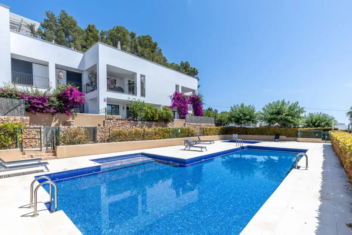 Vista exterior de Planta baixa en venda en Santa Eulària des Riu amb Aire condicionat, Calefacció i Piscina